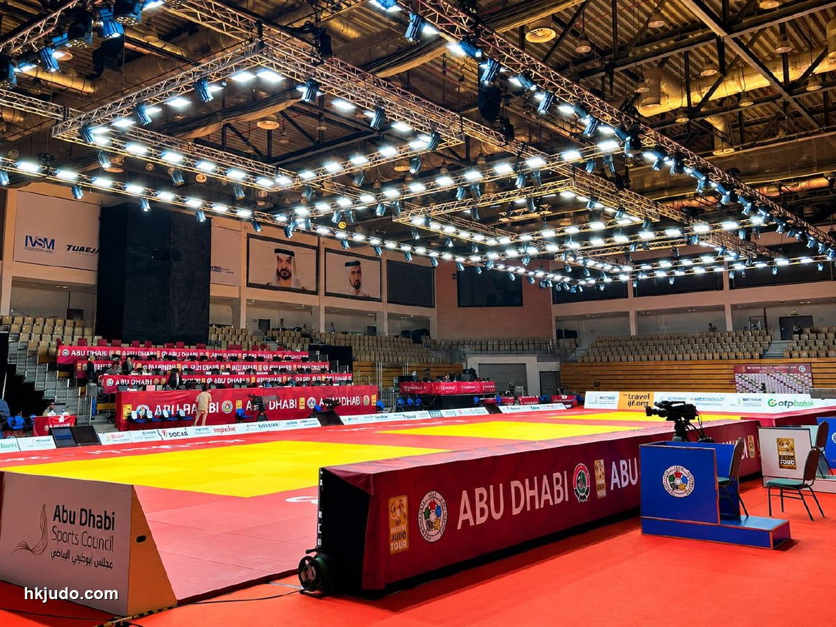 阿布扎比大滿貫場地：比賽榻榻米與印有 ABU DHABI 的圍欄