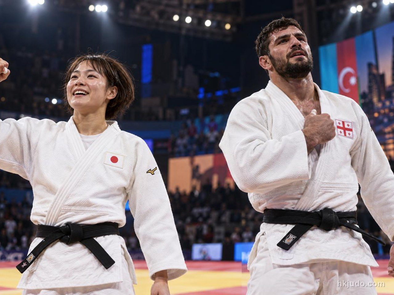 バクー世界柔道選手権で優勝を喜ぶ柔道選手2人。左が日本、右がジョージアの選手
