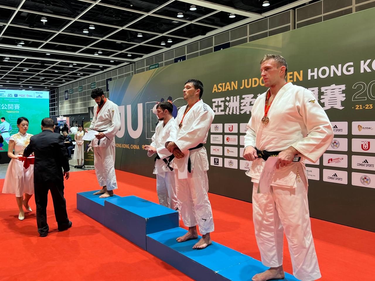 香港亞洲柔道公開賽頒獎禮,四名男子選手站在頒獎台上