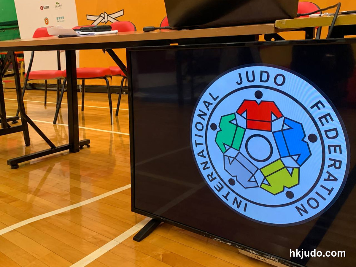 柔道会場のモニターに映るIJFのロゴ