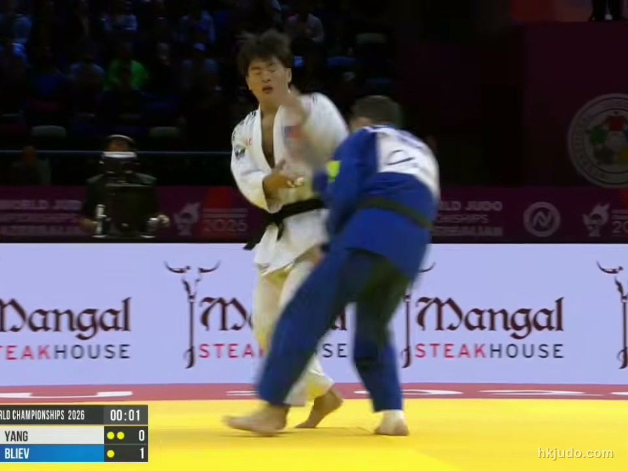 バクー世界柔道選手権男子60kg級で対戦するJonathan YangとAyub Bliev（動画の切り出し）