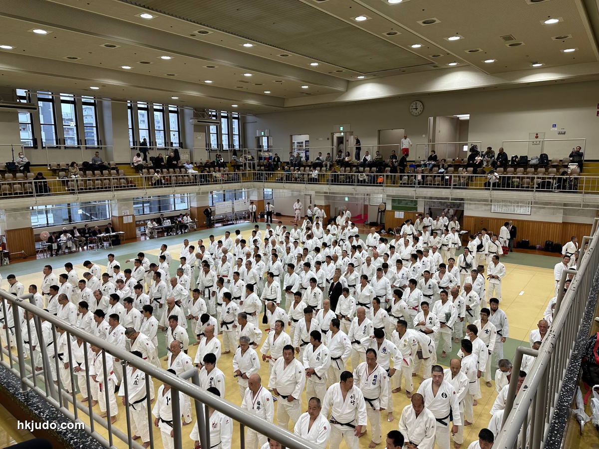 全国柔道高段者大会で畳に整列する高段者の選手たち