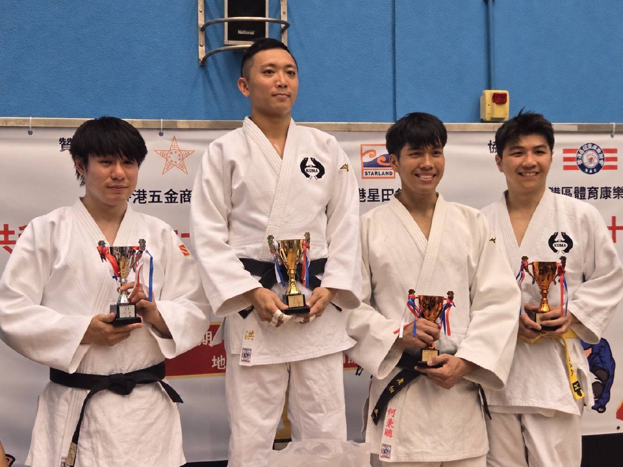 香港チャイナ国慶盃柔道選手権大会2026の表彰式でトロフィーを手にする選手たち