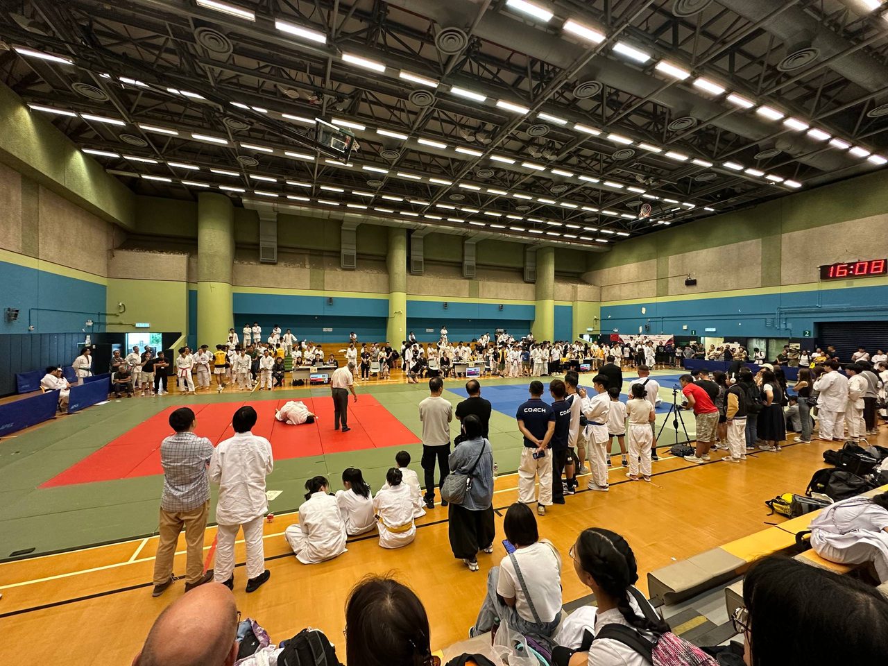 国慶盃柔道選手権大会2026の試合、畳の上で組み合う選手と審判