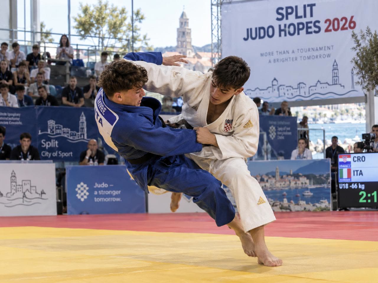 スプリト・ジュードーホープス2026のU18男子66kg級、青のイタリア選手と白のクロアチア選手