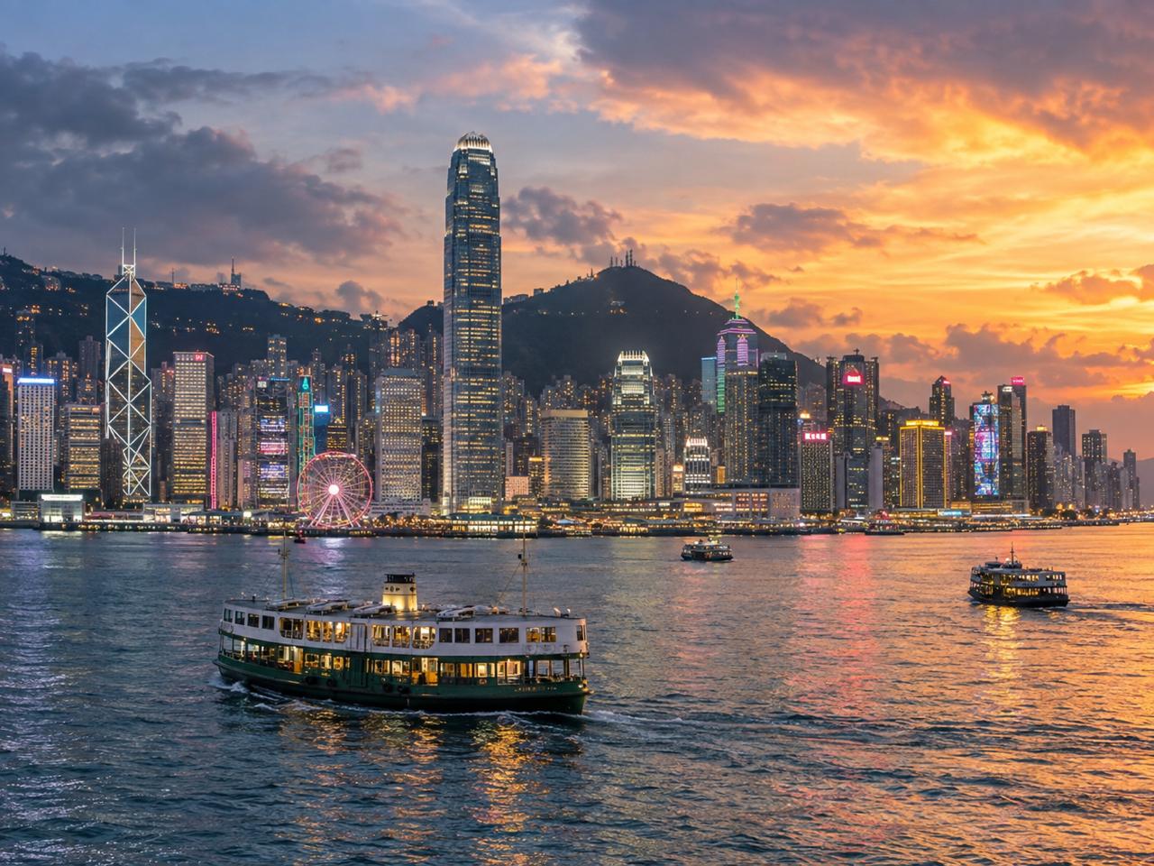 香港ヴィクトリアハーバーの夕暮れのスカイライン